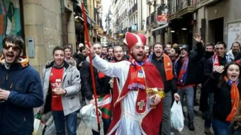 Aficionados de Osasuna en San Sebastián antes del partido contra la Real Sociedad. TWITTER OSASUNA1920.COM / @1920Osasuna