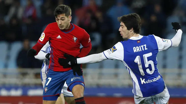 El delantero del Osasuna Sergio León (i) y el defensa de la Real Sociedad Aritz Elustondo, durante el encuentro de la jornada 21 de Liga en Primera División que se ha jugado esta tarde en el estadio de Anoeta, en San Sebastián. EFE/Javier Etxezarreta.