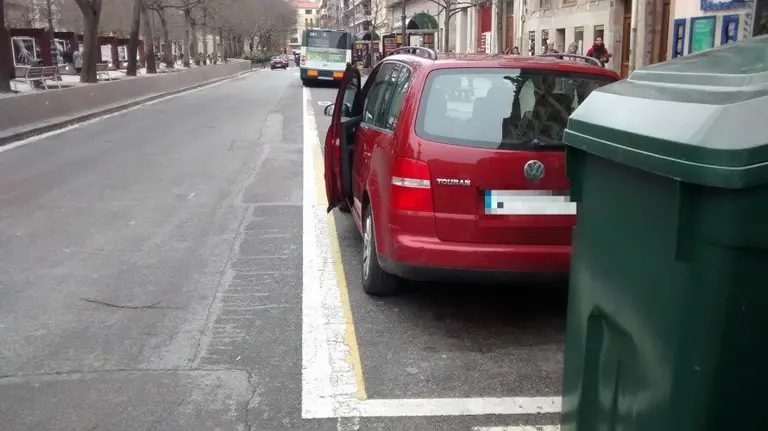 Vehículo con el que colisionó un ciclista en Pamplona. PMUNICIPAL