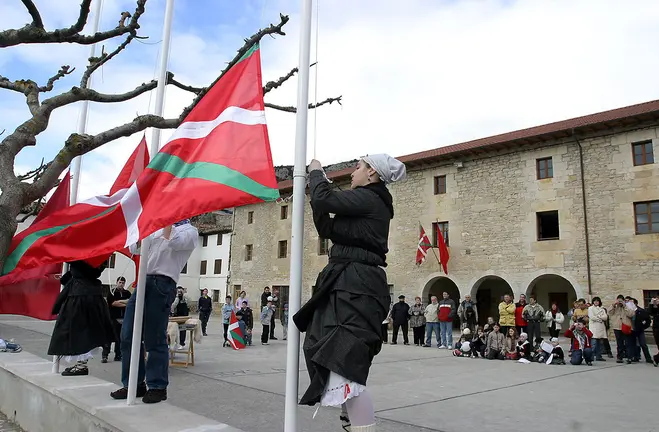 IZAMIENTO DE BANDERA IKURRIÑA DELANTE DEL AYUNTAMIENTO EN ECHAURI