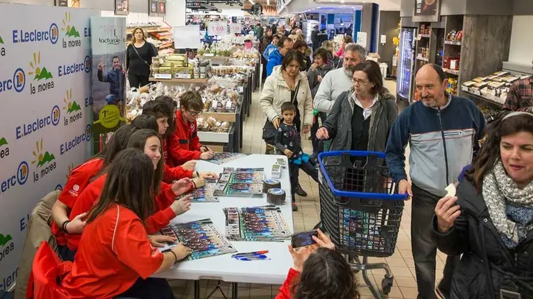 Clientes del hipermercado E. Leclerc disfrutando de la chocolatada por Sab Blás. E.LECLERC