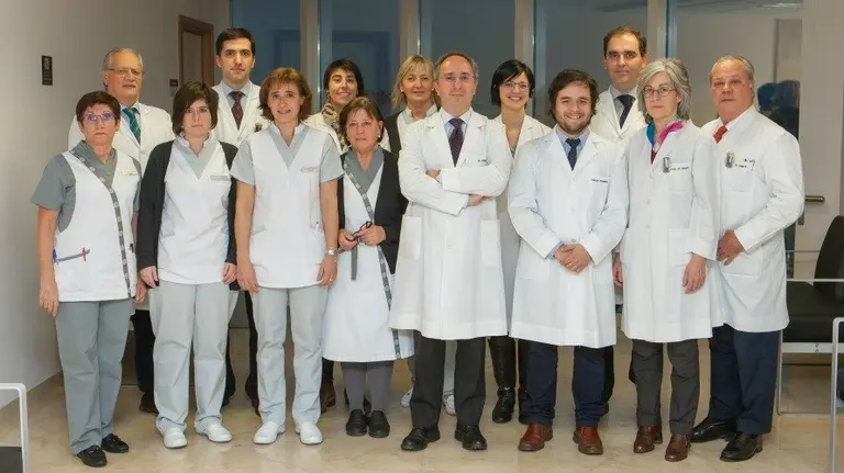 De izda. a dcha. M&ordf; Dolores Los Arcos, Dr. Eduardo Mart&iacute;nez Vila (Neurolog&iacute;a), Patricia Rodr&iacute;guez, Dr. Pablo Dom&iacute;nguez (Radiodiagn&oacute;stico), M&ordf; Cruz Betelu, Laura Gir&oacute;n, Laura Sarrasqueta, Inmaculada L&oacute;pez, Dr. Nicol&aacute;s P&eacute;rez (Otorrinolaringolog&iacute;a), Dra. Raquel Manrique (Otorrinolaringolog&iacute;a), Dr. Carlos Guajardo (Otorrinolaringolog&iacute;a), Dr. Enrique Aub&aacute; (Psiquiatr&iacute;a), Dra. M&ordf; Reyes Garc&iacute;a de Eulate (Radiodiagn&oacute;stico) y Dr. Jos&eacute; Luis Zubieta (Radiodiagn&oacute;stico).