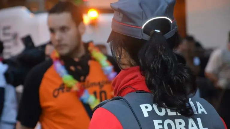 Agente en el exterior de un local de ocio. PFORAL