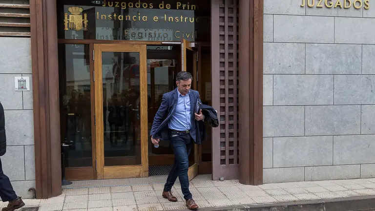 El alcalde y otros seis concejales del Ayuntamiento del Valle de Egüés declaran en el Juzgado de Primera Instancia e Instrucción número 1 de Aoiz (31). IÑIGO ALZUGARAY