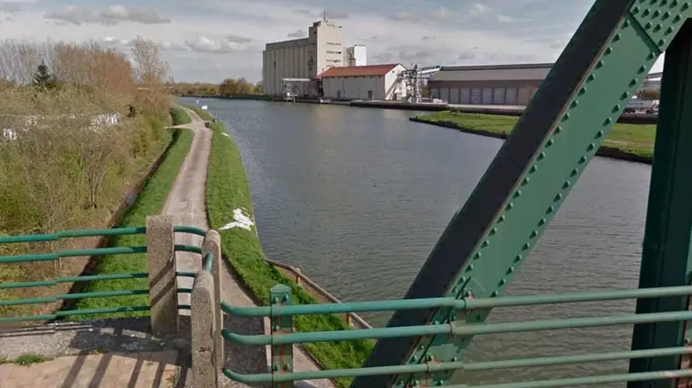 Canal francés de Aire-sur-la-Lys junto al que fue enconrado elpequeño de 5 años. ARCHIVO