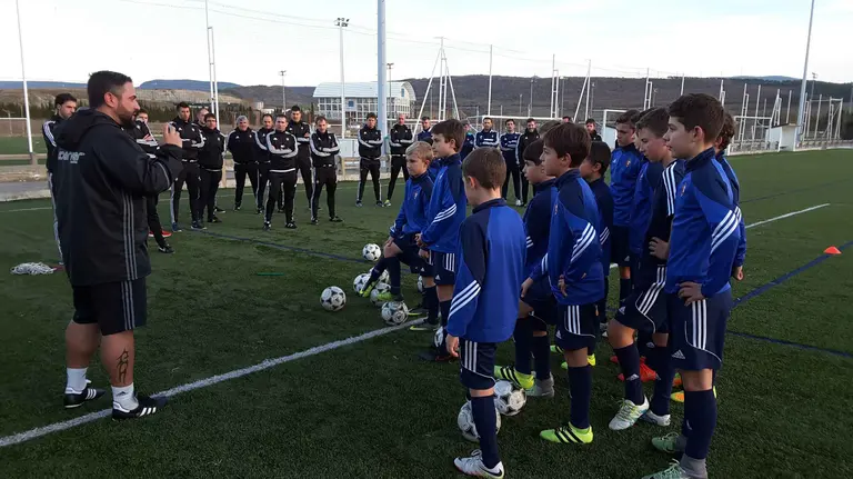 Sesión práctica del método Coerver con la cantera de Osasuna en Tajonar 2.