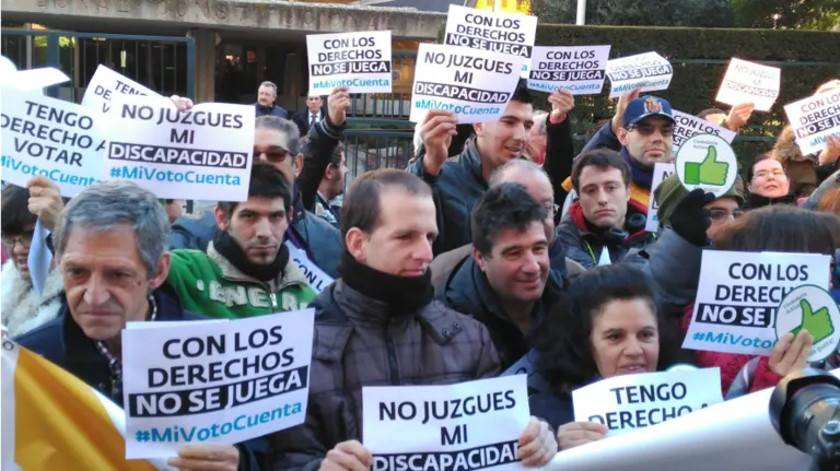 Cientos de personas con discapacidad intelectual protestan frente al Constitucional. EPRESS