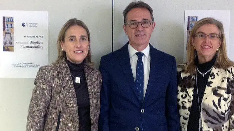 De izquieda a derecha, Concepci&oacute;n Tros de Ilarduya Apaolaza, Jos&eacute; L&oacute;pez Guzm&aacute;n y Mar&iacute;a Jes&uacute;s Moreno Aliaga.