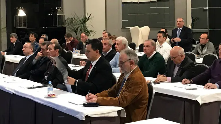 Entrenadores de fútbol durante una charla. Twitter FNF.