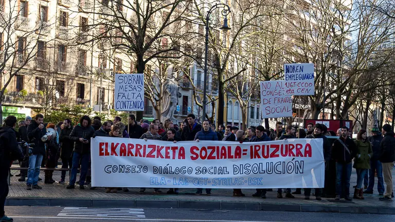 ELA, LAB, CGT, ESK y STEILAS se movilizan bajo el lema 'Consejo Diálogo Social Disolución' (08). IÑIGO ALZUGARAY