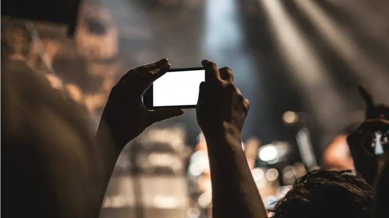 Alguien graba un v&iacute;deo en un concierto.