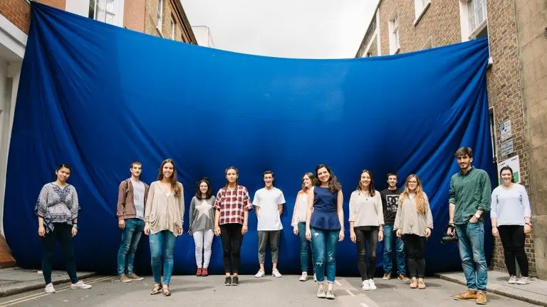 El nuevo telón azul que esconde la facultad de Arquitectura de la UNAV. 