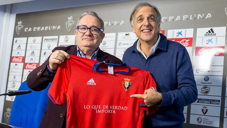 El presidente de Osasuna y el director de cine, Paco Arango, presentan la publicidad de la película 'Lo que de verdad importa' que lucirá el equipo mañana (07). IÑIGO ALZUGARAY