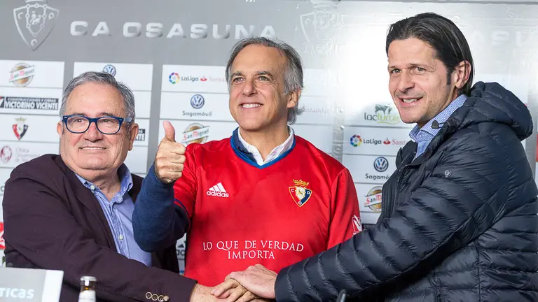 El presidente de Osasuna y el director de cine, Paco Arango, presentan la publicidad de la película 'Lo que de verdad importa' que lucirá el equipo mañana (15). IÑIGO ALZUGARAY