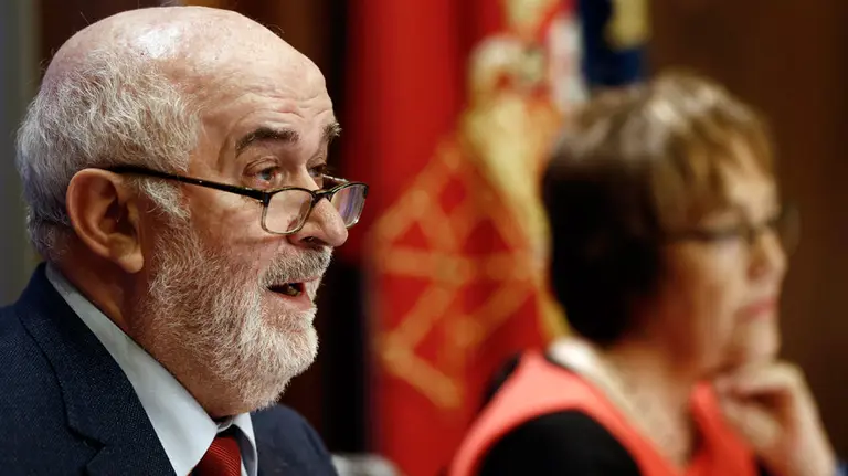 El consejero de Educación, José Luis Mendoza, y la directora general de Universidades y Recursos Educativos, Nekane Oroz. EFE.