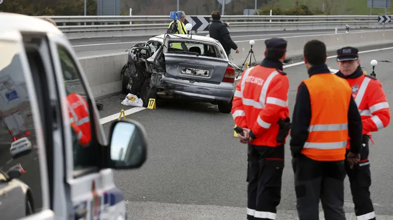 El accidente en el que han fallecido dos personas en Usurbil al chocar un coche en dirección contraria con una ambulancia EFE