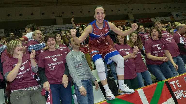 María Asurmendi, exultante junto a la afición del gernika. FEB.