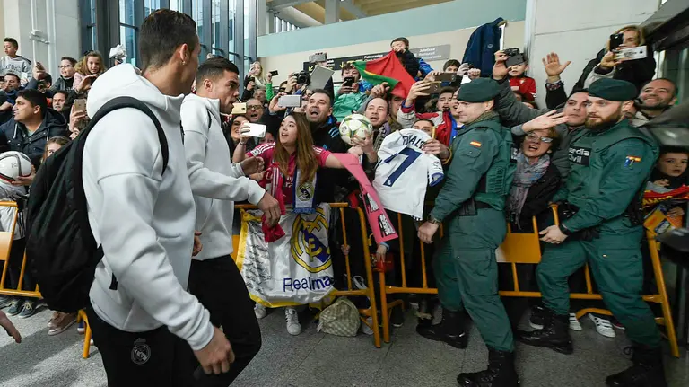 La llegada de los jugadores del Real Madrid al aeropuerto de Noáin. PABLO LASAOSA (7)