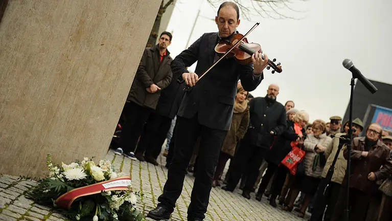 Acto de recuerdo y homenaje en el día de la Memoria de las Víctimas de ETA en la Plaza de Baluarte. MIGUEL OSÉS (18)