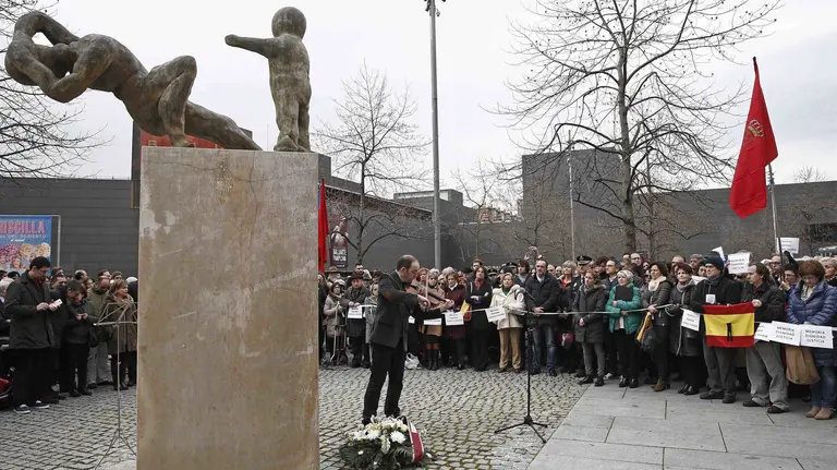 Cientos de personas escuchan a un violinista durante la concentración celebrada hoy en Pamplona para homenajear a las víctimas de la banda terrorista ETA, que ha sido organizada por los colectivos Libertad Ya, Fundación Tomás Caballero, Vecinos de Paz, Recuperar Navarra, Sociedad Civil Navarra, Asociación por la Tolerancia y Doble 12. EFE/Jesús Diges