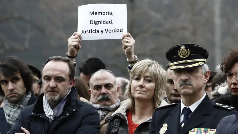 La consejera de Relaciones Ciudadanas e Institucionales, Ana Ollo (2d); el presidente de UPN, Javier Esparza (i), y el jefe de la Policía Nacional en Navarra, Daniel Rodríguez (d), durante la concentración celebrada hoy en Pamplona para homenajear a las víctimas de la banda terrorista ETA, que ha sido organizada por los colectivos Libertad Ya, Fundación Tomás Caballero, Vecinos de Paz, Recuperar Navarra, Sociedad Civil Navarra, Asociación por la Tolerancia y Doble 12. EFE/Jesús Diges