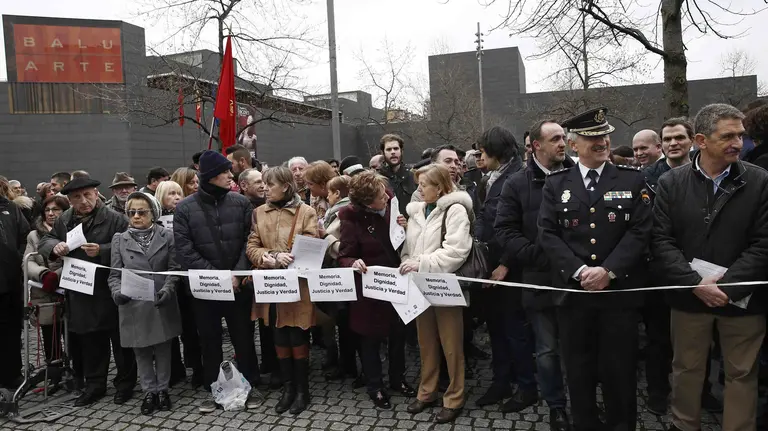 Algunos de los cientos de personas que han asistido a la concentración celebrada hoy en Pamplona para homenajear a las víctimas de la banda terrorista ETA, que ha sido organizada por los colectivos Libertad Ya, Fundación Tomás Caballero, Vecinos de Paz, Recuperar Navarra, Sociedad Civil Navarra, Asociación por la Tolerancia y Doble 12. EFE/Jesús Diges