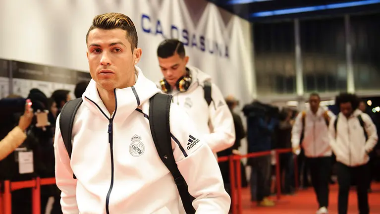 Llegada de los jugadores al estadio del Sadar. MIGUEL OSÉS_3