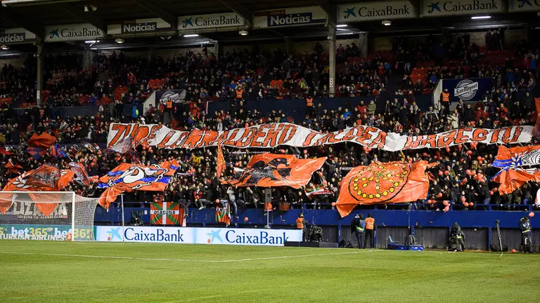 La afición de Osasuna llena El Sadar para seguir el partido contra el Real Madrid. PABLO LASAOSA (1)