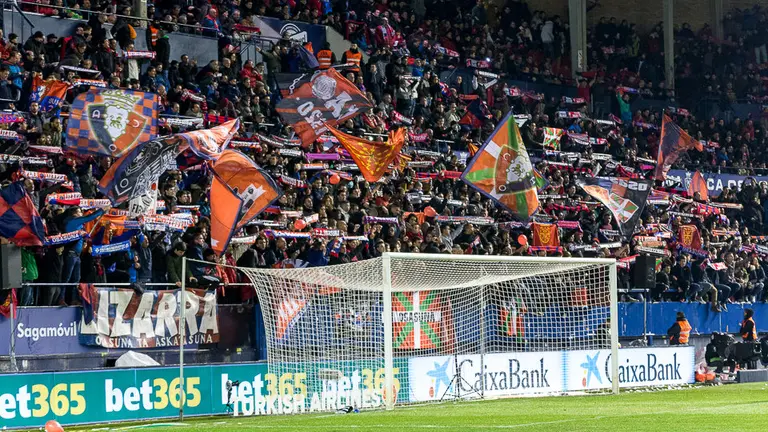 La grada de El Sadar durante el partido de Liga entre Osasuna y Real Madrid (08). IÑIGO ALZUGARAY