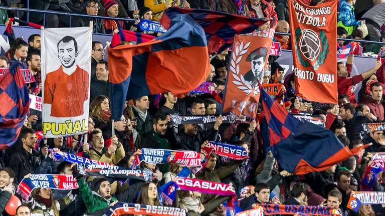 La grada de El Sadar durante el partido de Liga entre Osasuna y Real Madrid (10). IÑIGO ALZUGARAY