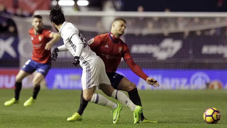El jugador de Osasuna Tano (d) se lesiona al chocar con Isco, del Real Madrid, durante el partido de Liga en Primera División disputado esta noche en el estadio de El Sadar, en Pamplona. EFE/Villar López