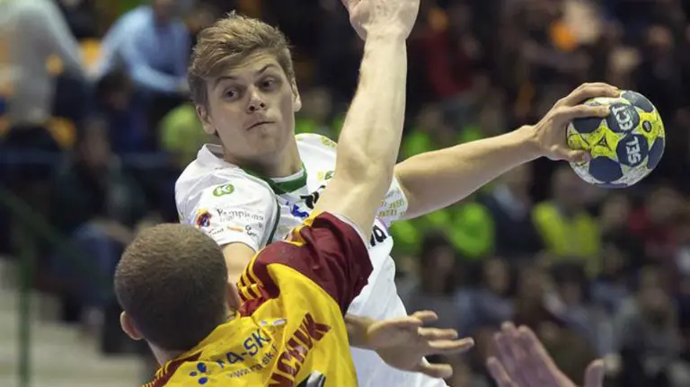 Gabriel Ceretta ante la defensa del equipo finlandés. Efe.