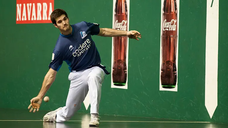 El pelotari Iker Irribarria. MIGUEL OSÉS