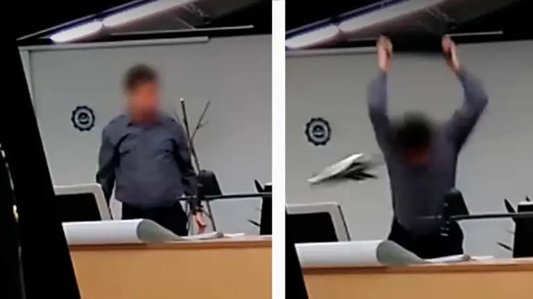 Un profesor rompe un portátil tras sufrir un ataque de ira. YOUTUBE