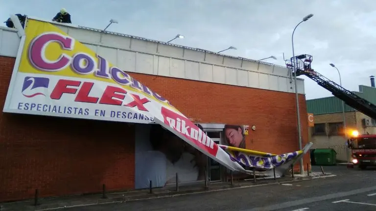 Retiran un gran cartel publicitario del polígono de Tajonar por el riesgo de caída ante las rachas de viento BOMBEROS DE NAVARRA