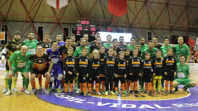 Foto de los dos equipos en el pabellón Ciudad de Tudela.