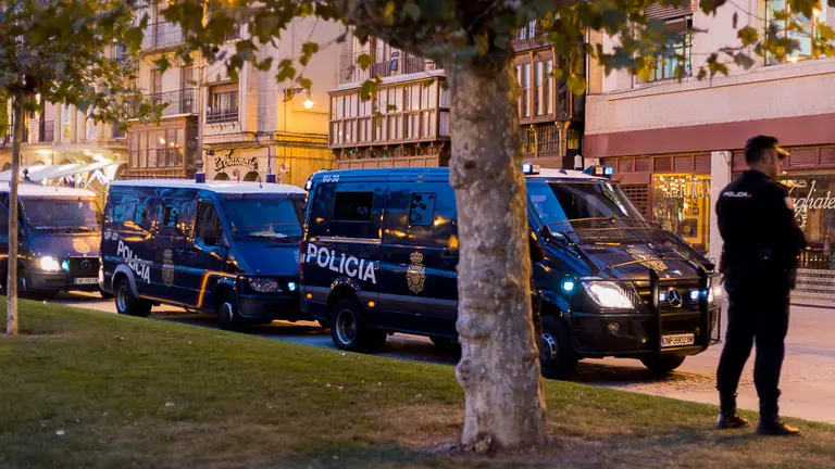 Furgonetas de la Policía Nacional en la Plaza del Castillo (1). IÑIGO ALZUGARAY