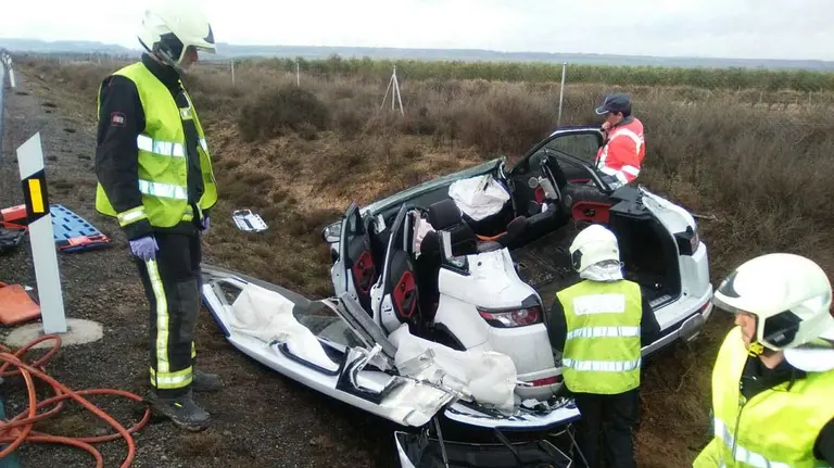 Imagen de la salida de vía de un vehículo que se ha salido de la vía en Murchante, quedando la copiloto atrapada