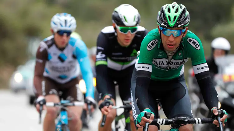 El Caja Rural al frente del pelotón.