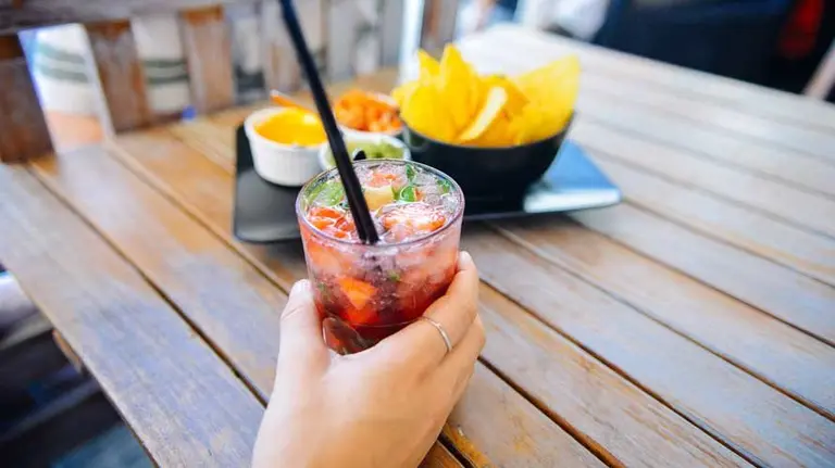 Chica bebiendo un refresco. ARCHIVO
