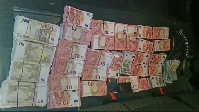 Los 80.200 euros que viajaban en la parte trasera del vehículo interceptado en Zubieta. PFORAL