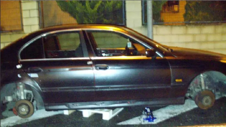 Roban las ruedas del BMW.
