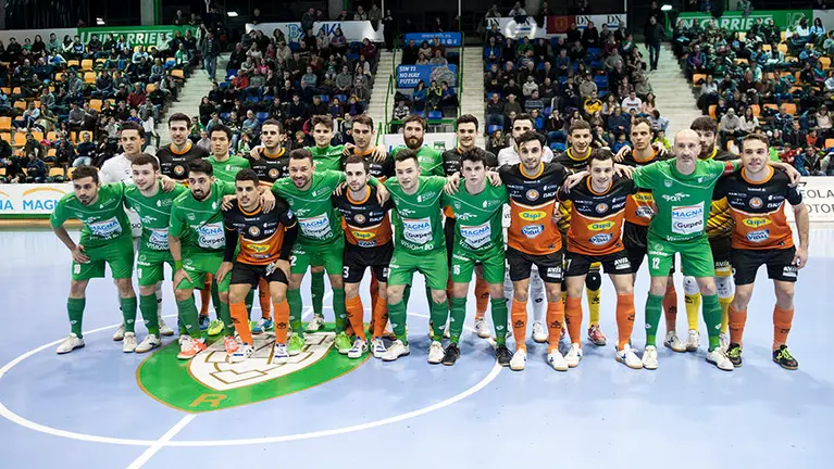 El Pabellón Anaitasuna estalla con este derby de futbol sala entre el Magna Gurpea y el Aspil Vidal. MIGUEL OSÉS_4