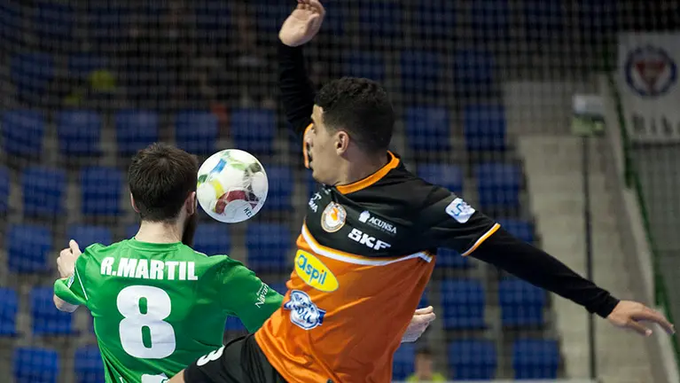 El Pabellón Anaitasuna estalla con este derby de futbol sala entre el Magna Gurpea y el Aspil Vidal. MIGUEL OSÉS_8
