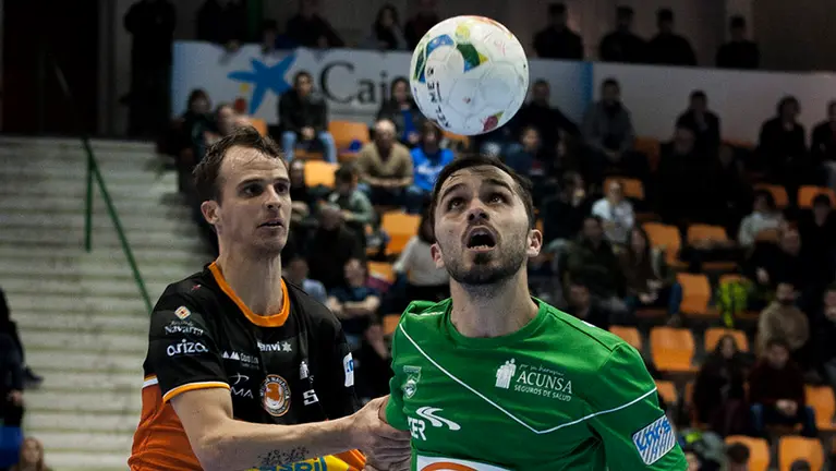 El Pabellón Anaitasuna estalla con este derby de futbol sala entre el Magna Gurpea y el Aspil Vidal. MIGUEL OSÉS_20