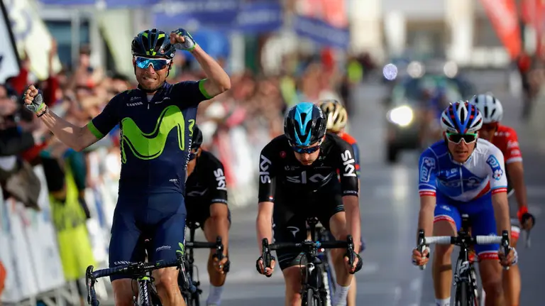 Alejandro Valverde llega primero a la meta en la Vuelta a Andalucía.