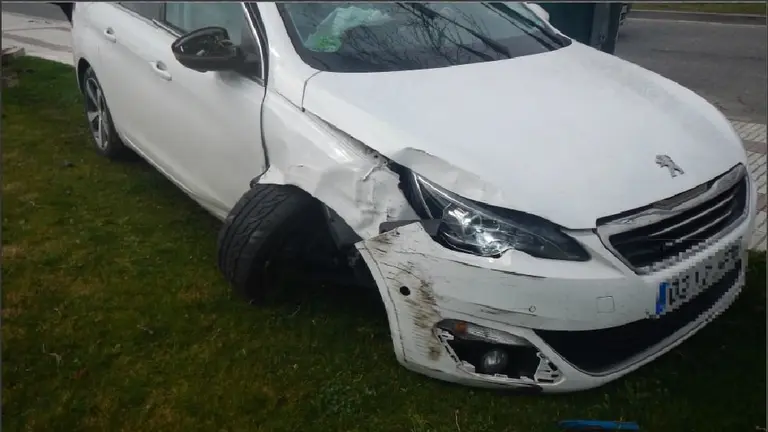 Estado del vehículo tras la maniobra esquiva a un perro en Pamplona. PMUNICIPAL