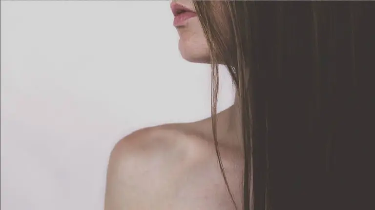 Una joven posa como modelo en una imagen de recurso. ARCHIVO