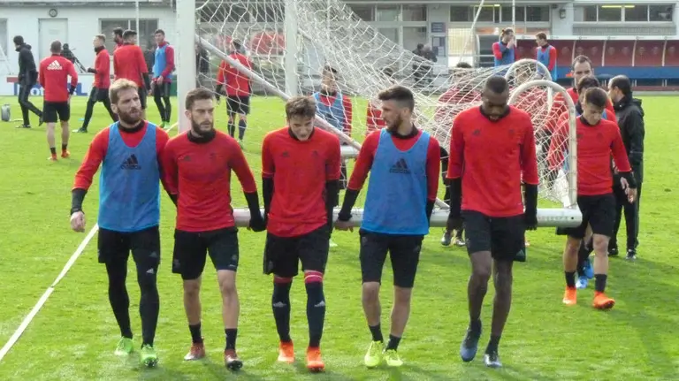 Los jugadores de Osasuna trasladan una portería.