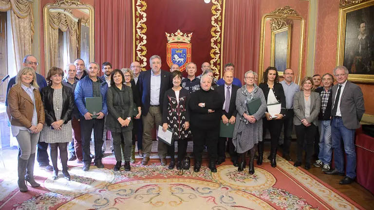 Acto de homenaje al personal municipal jubilado o fallecido en 2016. PABLO LASAOSA 13